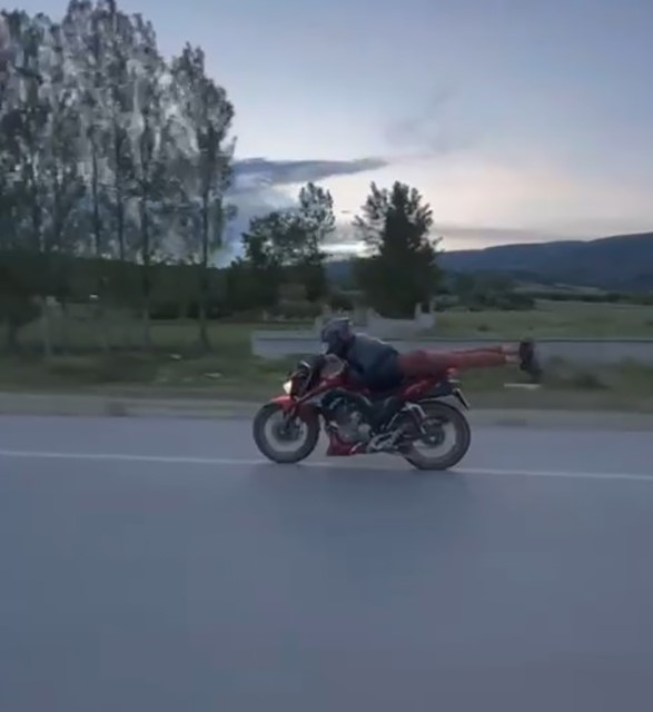 Tehlikeli akım, motosikleti yüzüstü yatarak sürdü 