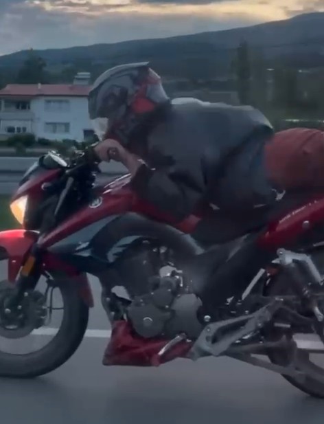 Tehlikeli akım, motosikleti yüzüstü yatarak sürdü 