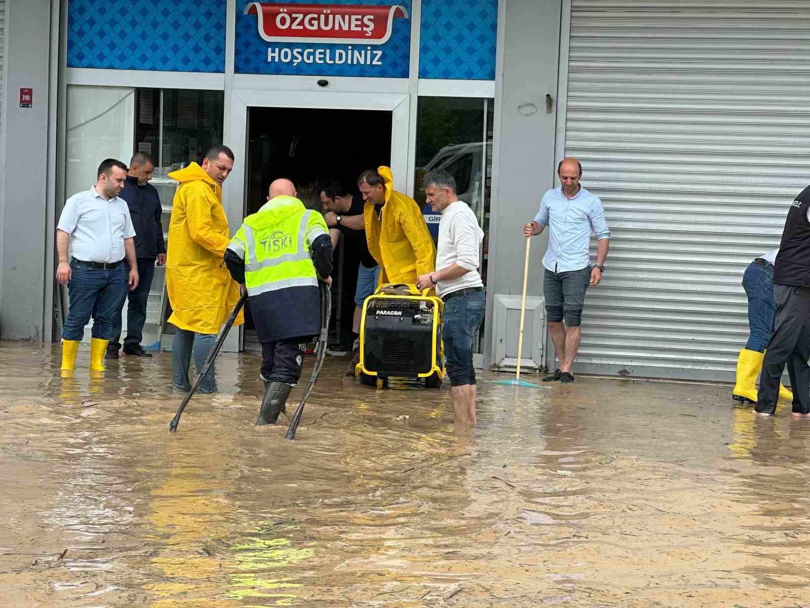 Trabzon’da Büyükşehir ekipleri su baskınları nedeniyle seferberlik ilan etti 