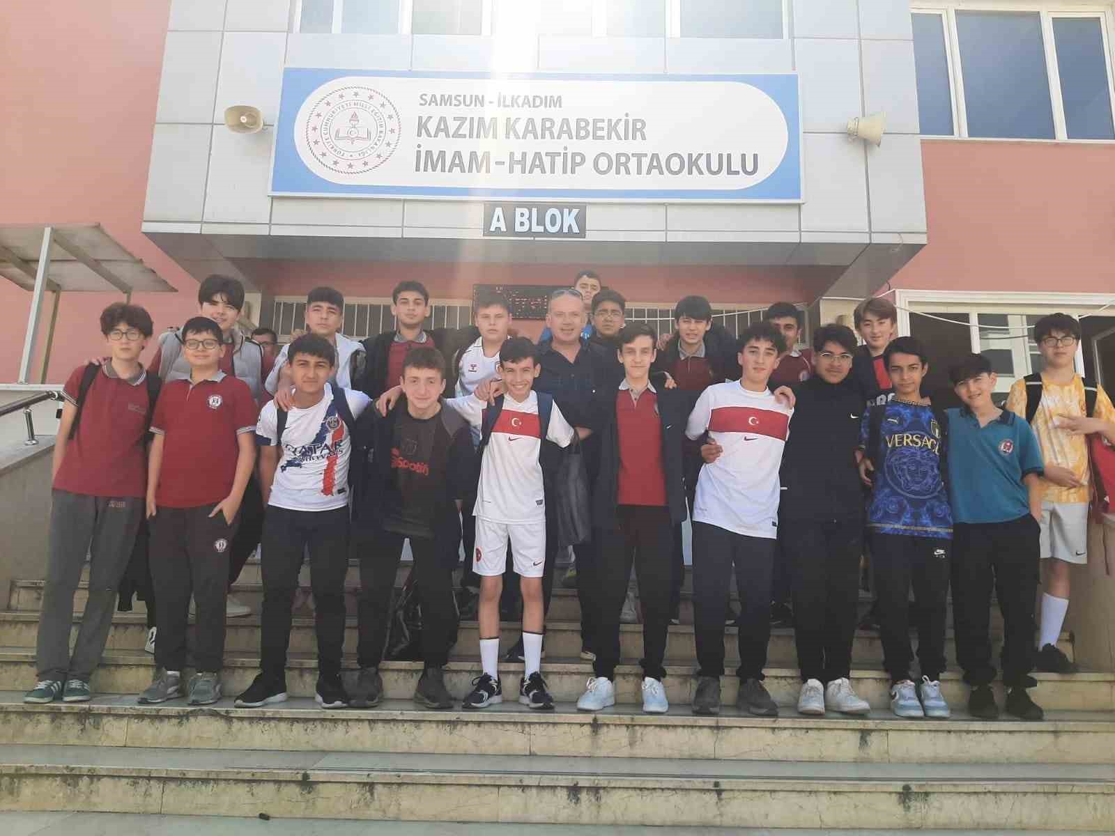 LGS öncesi moral etkinliği: Öğrenciler halı sahada stres attı 