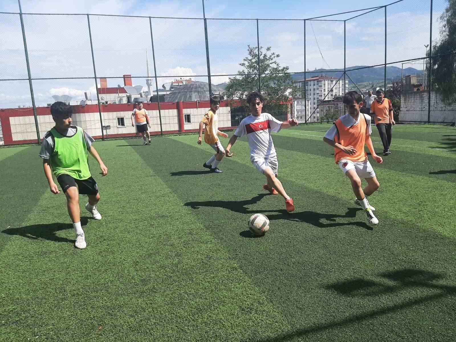 LGS öncesi moral etkinliği: Öğrenciler halı sahada stres attı 