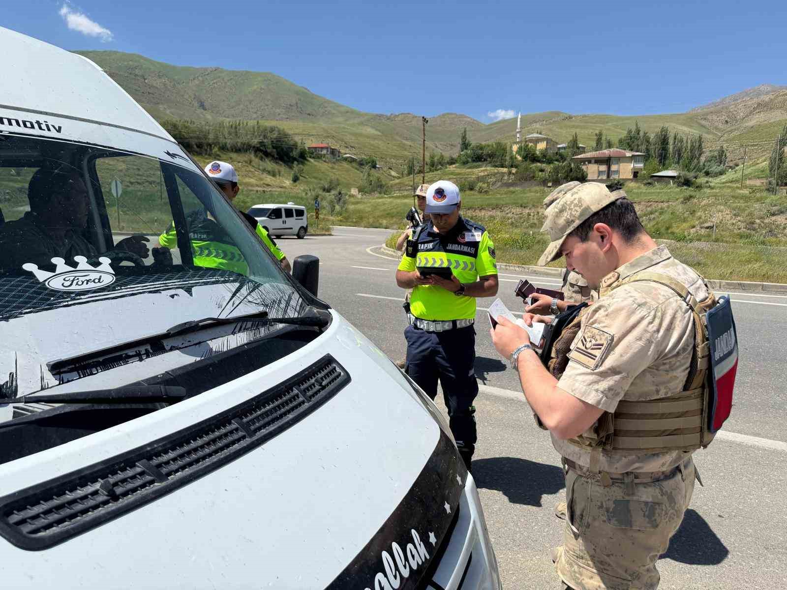 Hakkâri’de yol uygulaması, 5 sürücüye ceza 