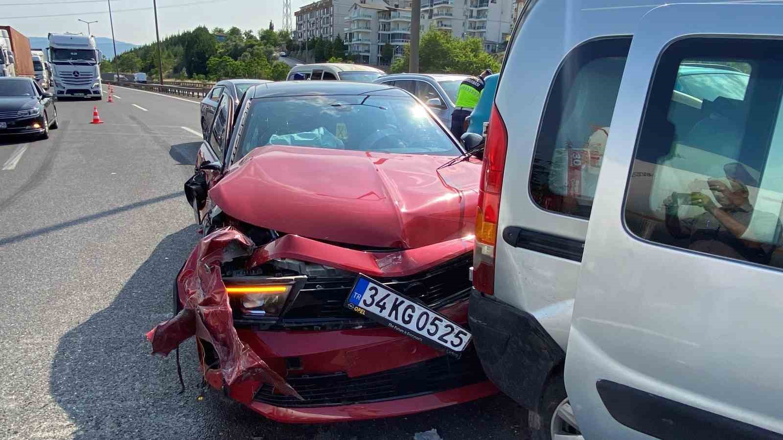 Kimsenin burnunun kanamadığı TEM’deki kazada 8 araç birbirine girdi 