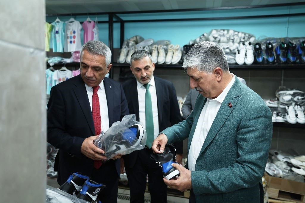 Sevgi Mağazası bayram öncesi çocukların yüzünü güldürüyor 