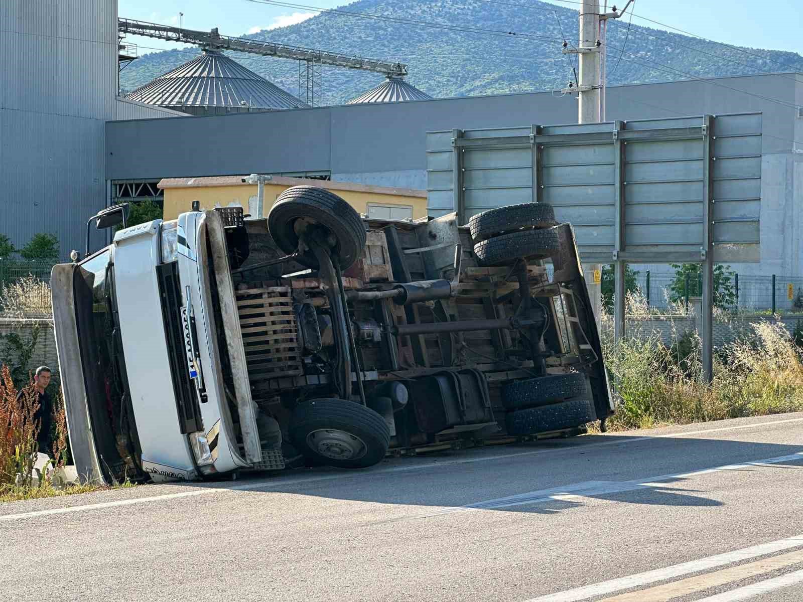 Çeltikçi’de gazbeton yüklü kamyonet şarampole devrildi 