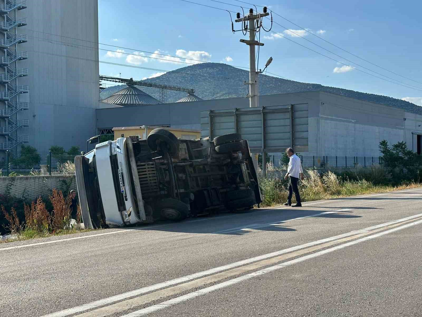 Çeltikçi’de gazbeton yüklü kamyonet şarampole devrildi 