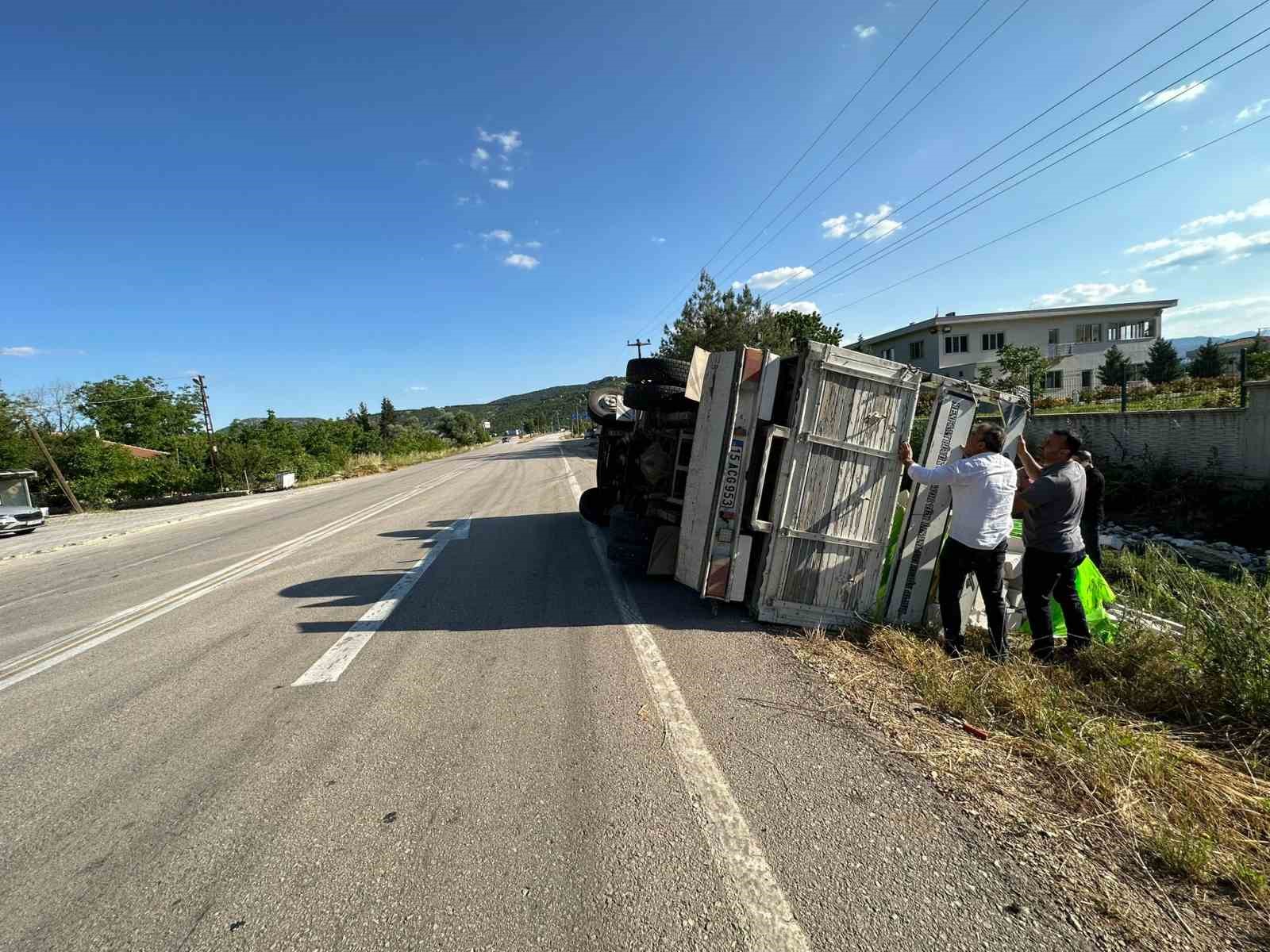 Çeltikçi’de gazbeton yüklü kamyonet şarampole devrildi 