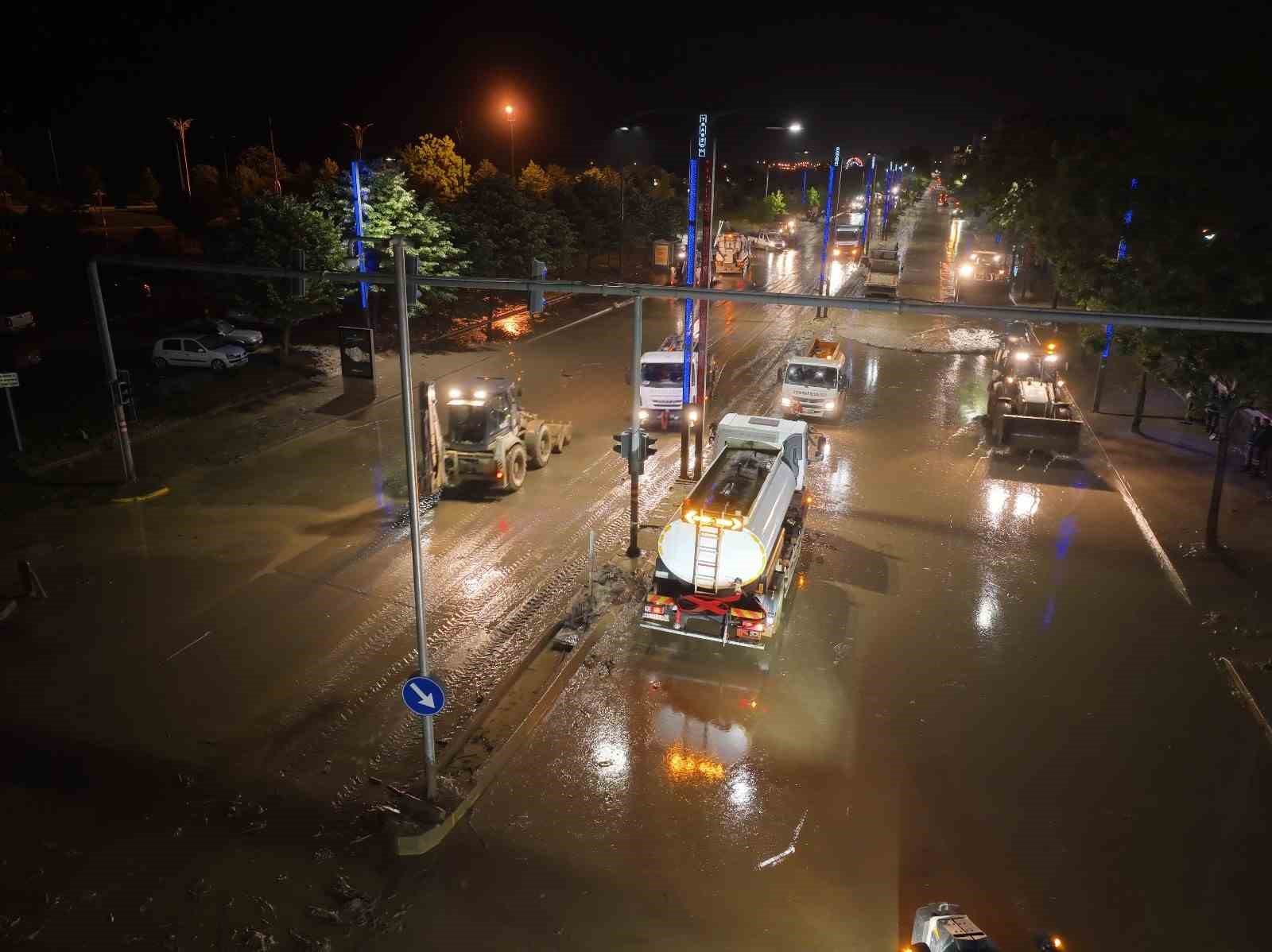 Trabzon’da sel ve su baskınları sonrası temizlik çalışmaları gecede sürüyor 