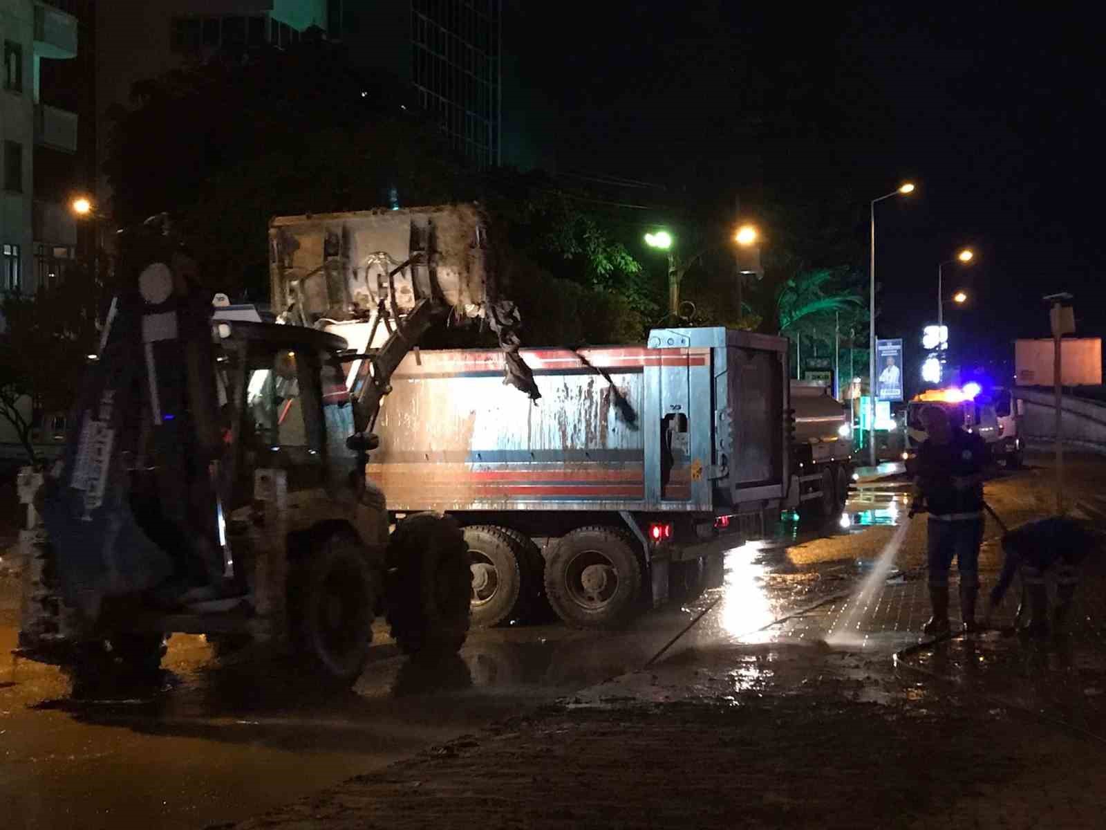 Trabzon’da sel ve su baskınları sonrası temizlik çalışmaları gecede sürüyor 