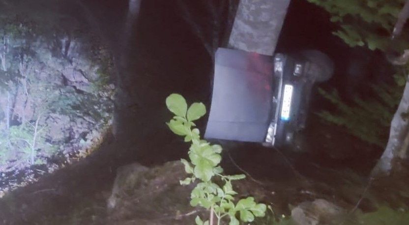 Kontrolden çıkan araç uçuruma yuvarlandı: 3 yaralı 