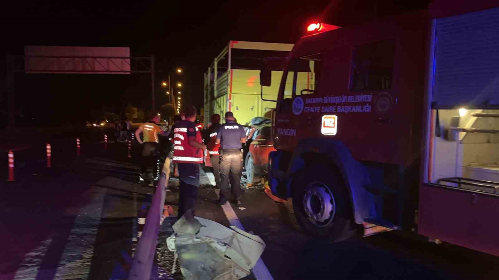 D-650’de cip, kamyona ok gibi saplandı: 1 ölü 