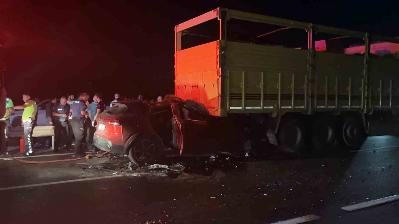 D-650’de cip, kamyona ok gibi saplandı: 1 ölü 