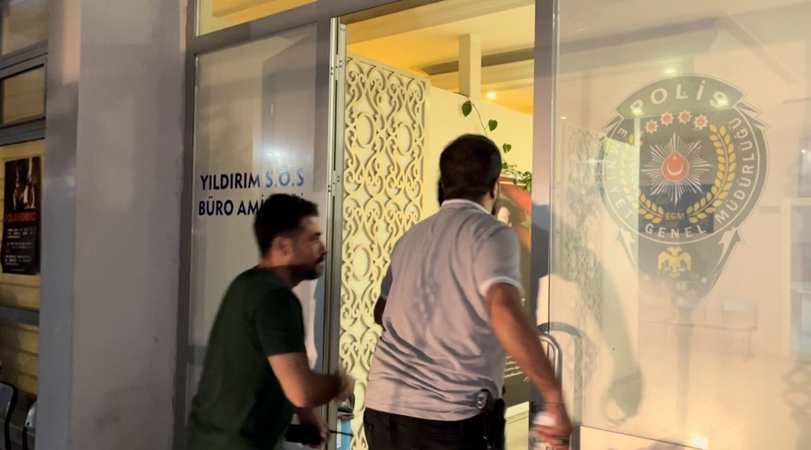 Bursa’da sıcak dakikalar: Ekiplerden kaçmaya çalışan aranan şahsın yakalanma anı kamerada 