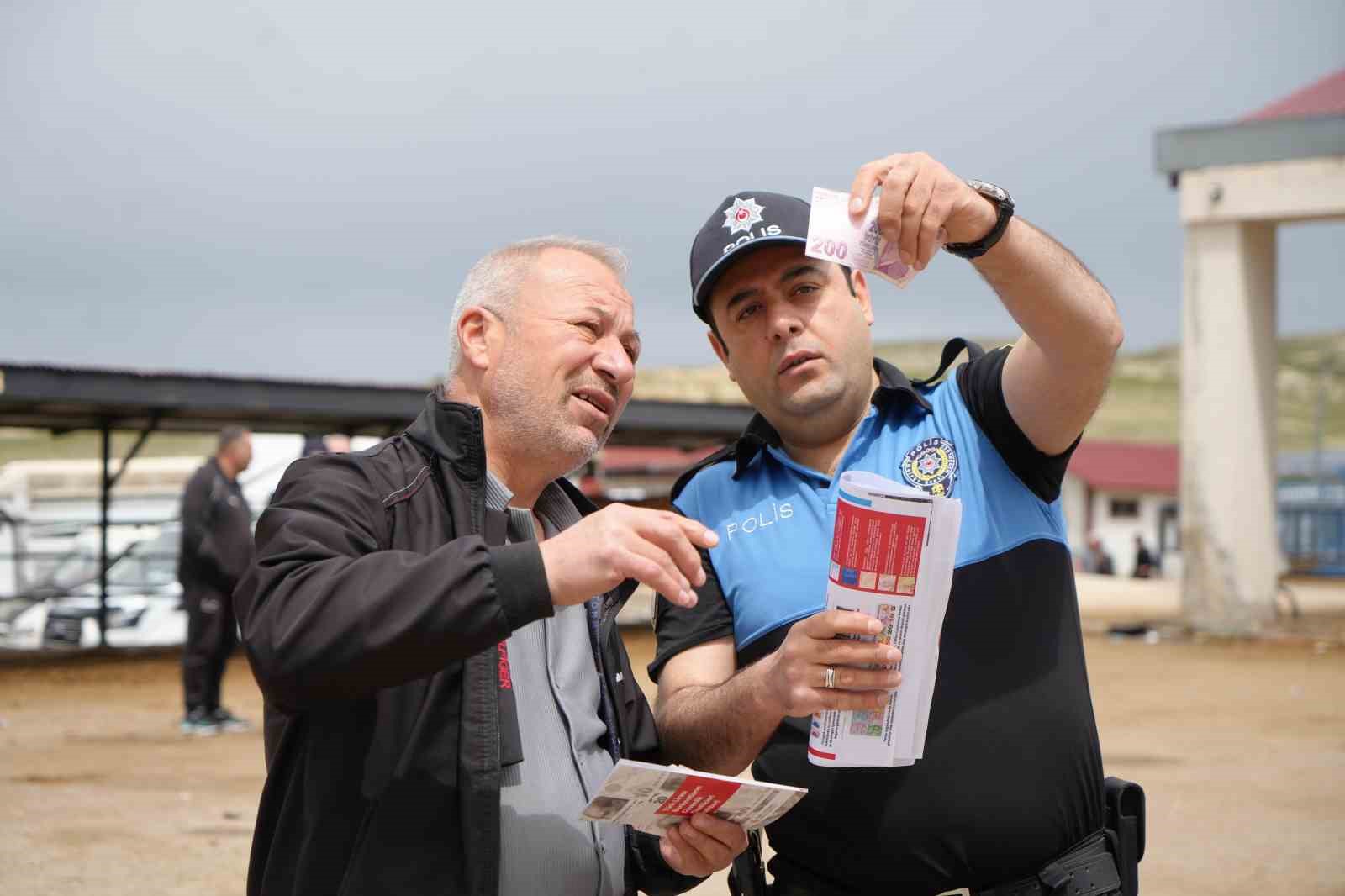 Ekipler dolandırıcılara karşı teyakkuzda: Bayburt polisinden kurban pazarında sahte para ve dolandırıcılık uyarısı 