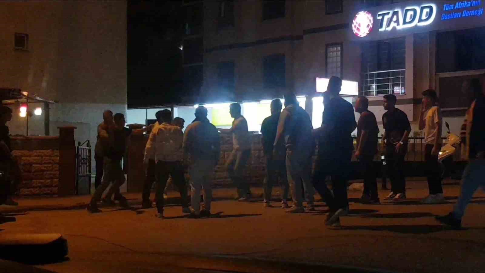 Karabük’te ’omuz atma’ kavgasında ıstaka, tekme ve yumruklar havada uçuştu 