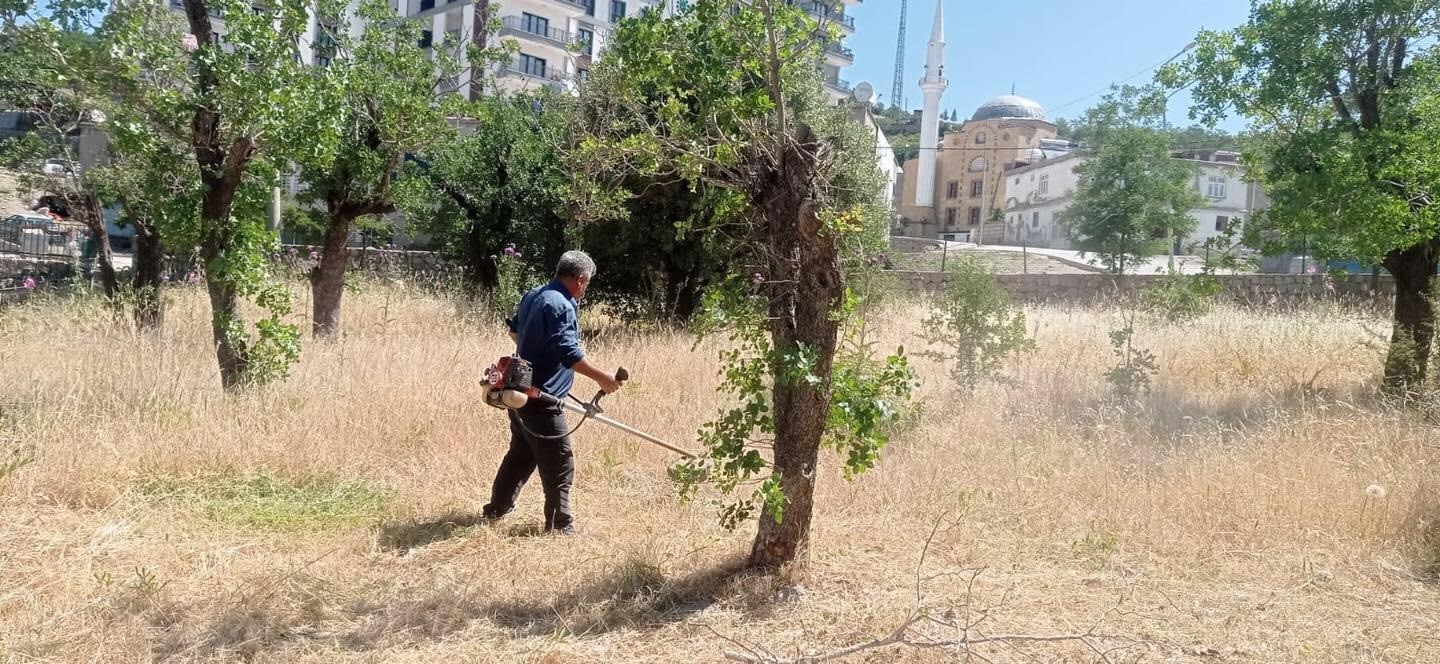 Şırnak’ta bayram öncesi mezarlık temizliği 
