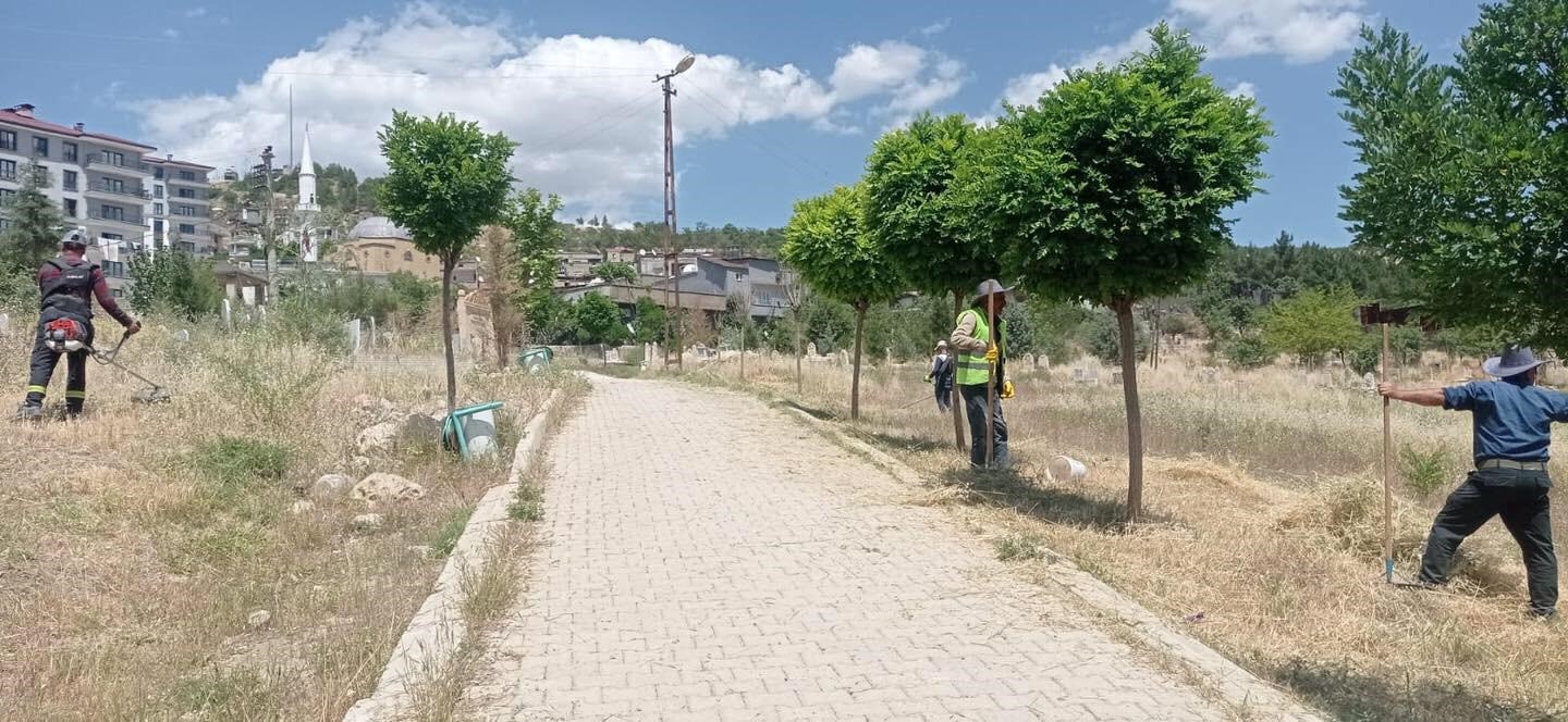 Şırnak’ta bayram öncesi mezarlık temizliği 