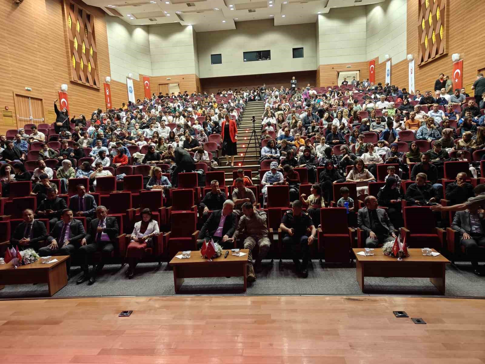 Kumar bağımlılığını tiyatro ile anlattılar 