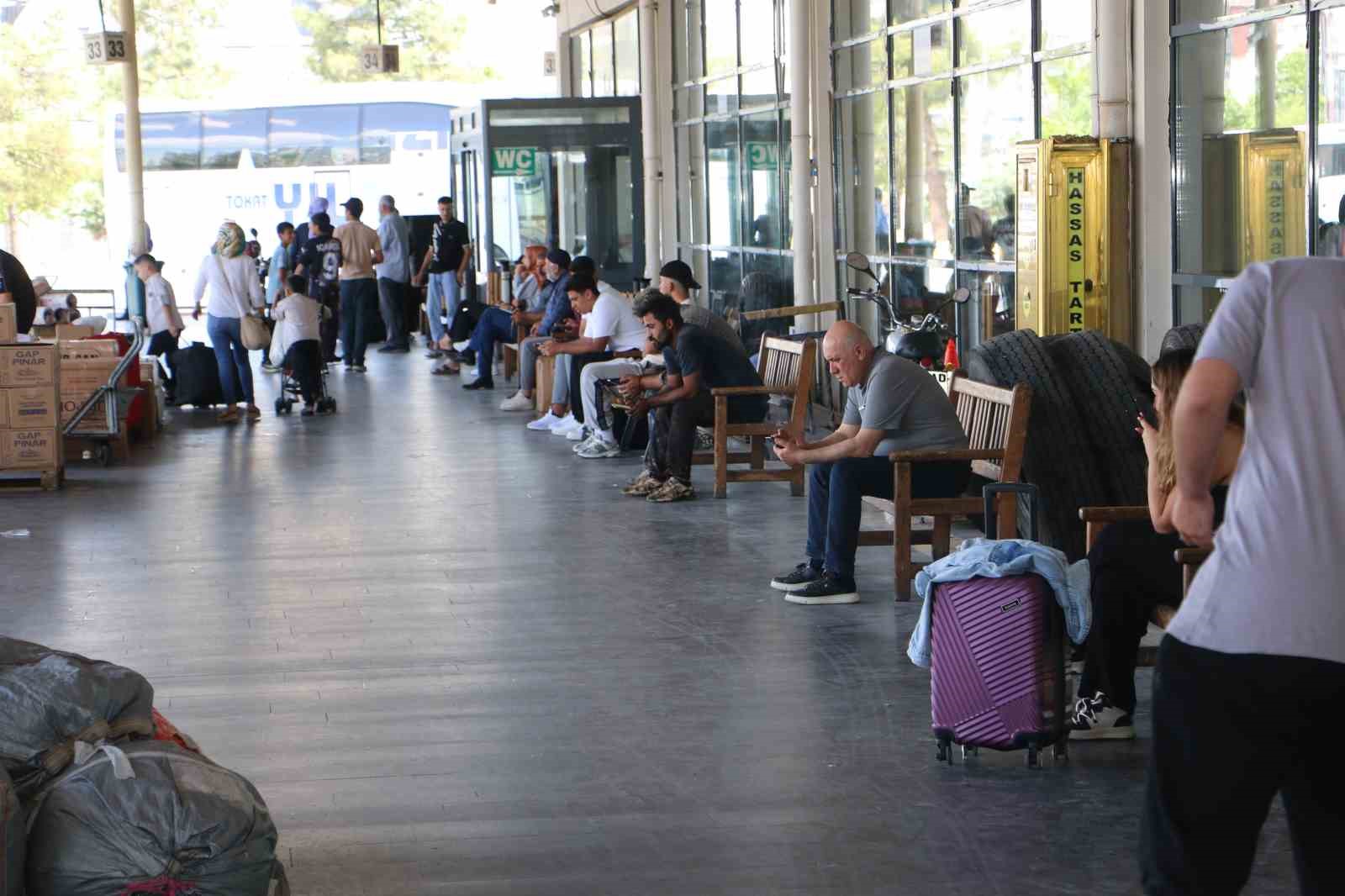 Diyarbakır otogarında bayram sessizliği sürüyor 