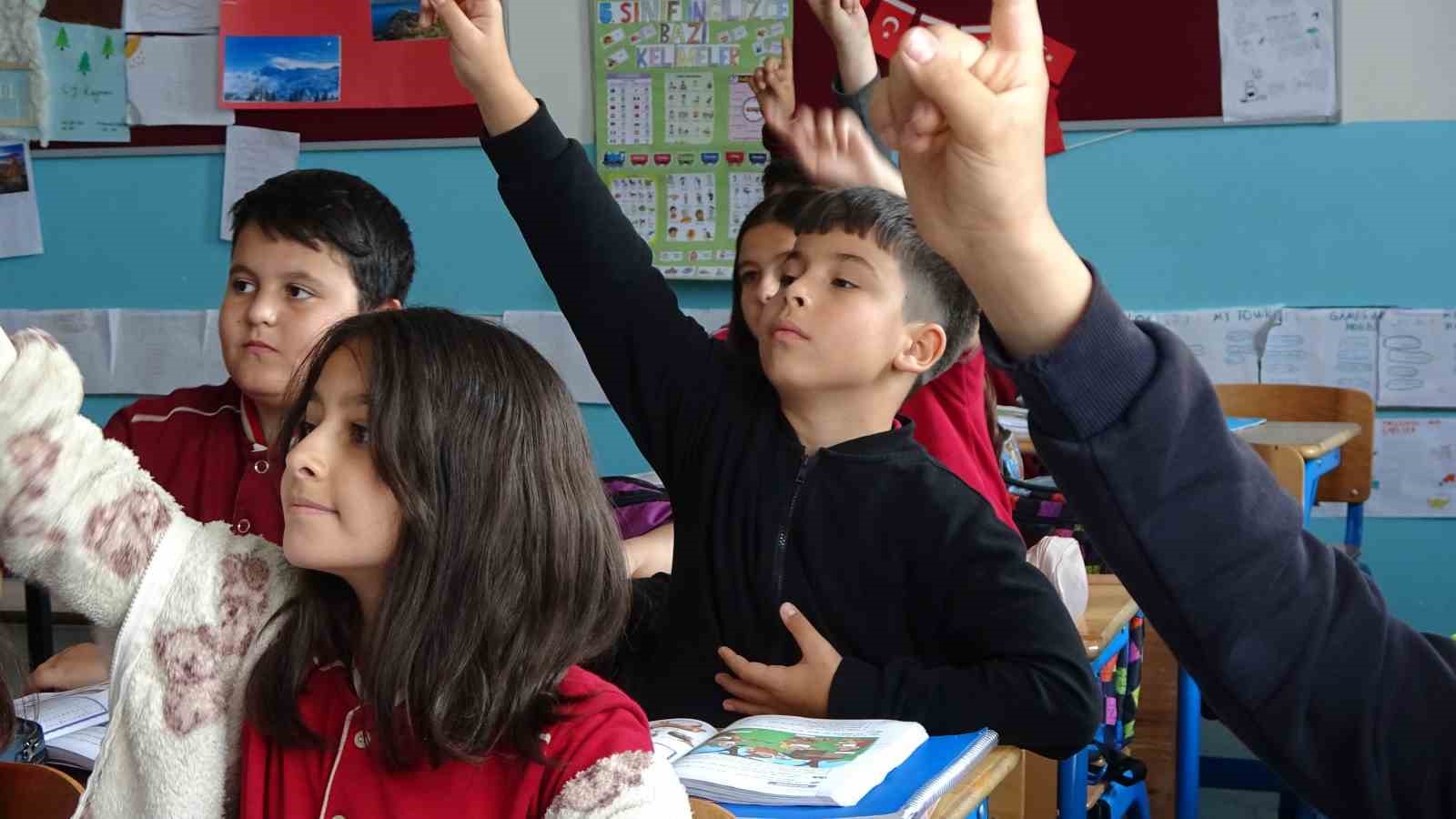 Boş vakitlerinde çobanlık yapan 11 yaşındaki Emir Ali Dişlioğlu, bursluluk sınavından 500 tam puan aldı 