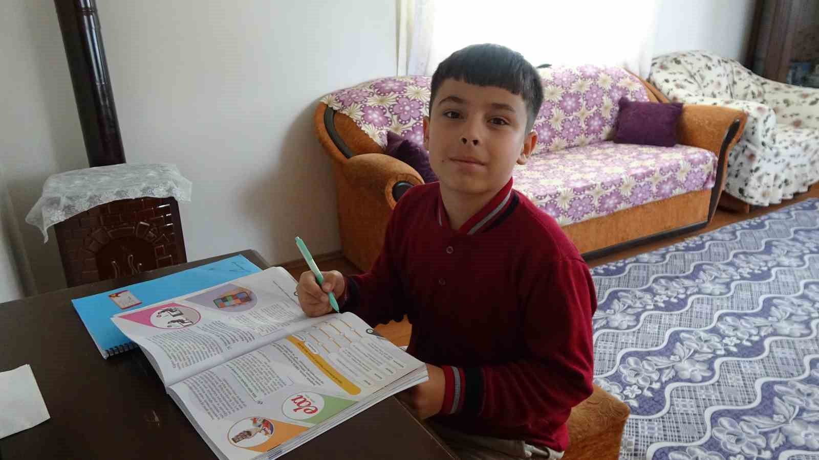 Boş vakitlerinde çobanlık yapan 11 yaşındaki Emir Ali Dişlioğlu, bursluluk sınavından 500 tam puan aldı 