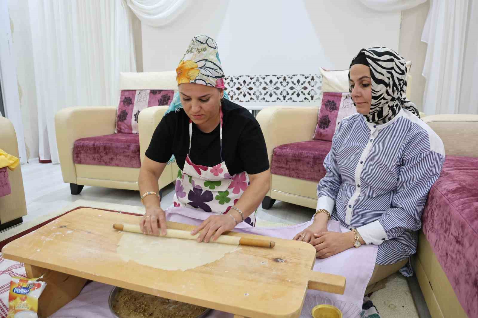 Adanalı kadınların ’ev baklavası’ mesaisi 