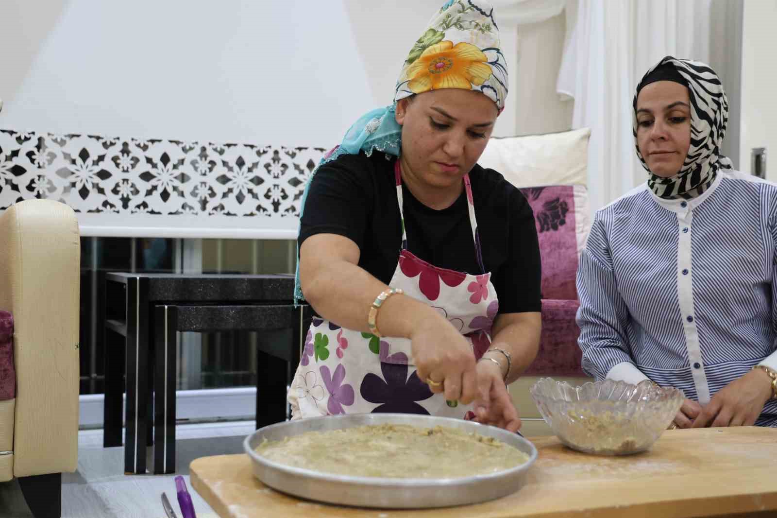 Adanalı kadınların ’ev baklavası’ mesaisi 