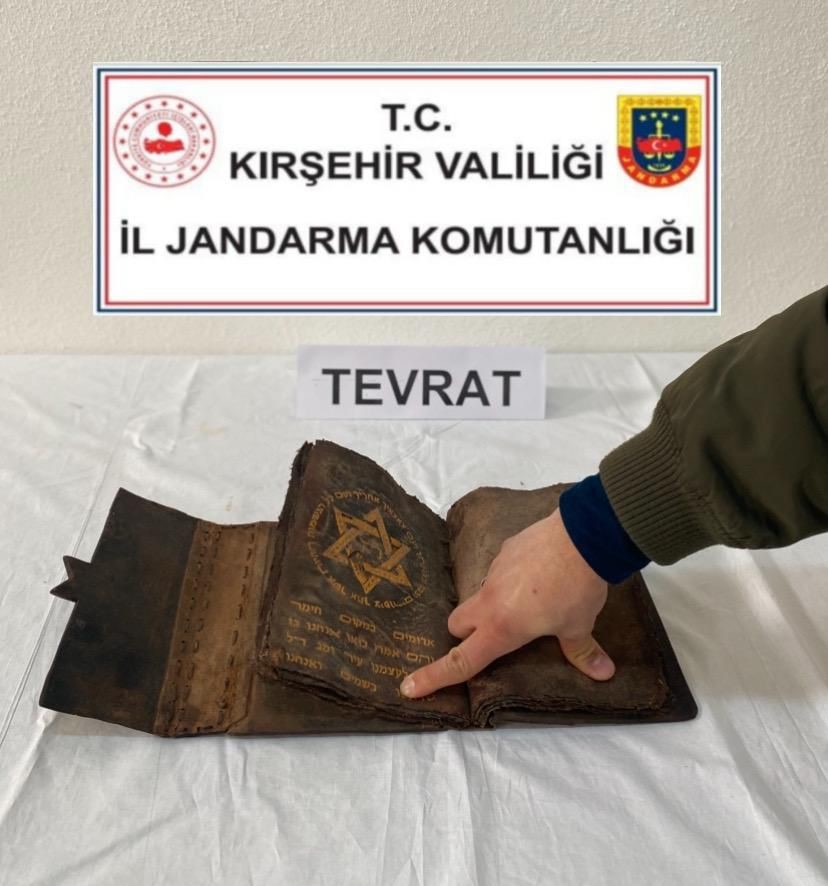 Kırşehir’de 7 asırlık el yazması Tevrat ele geçirildi 