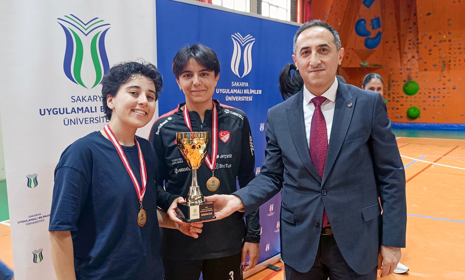 Futsal turnuvasında şampiyonlar ödüllerini aldı 