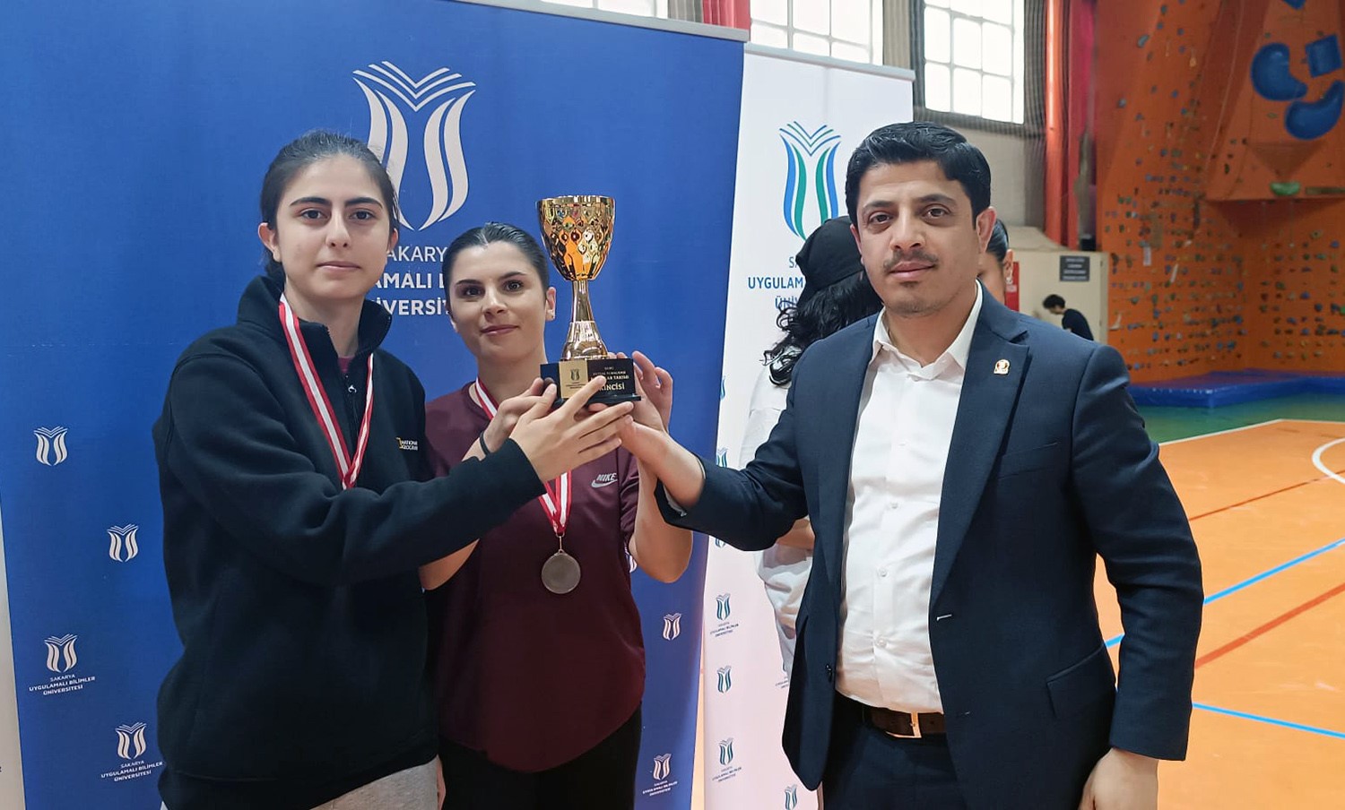 Futsal turnuvasında şampiyonlar ödüllerini aldı 