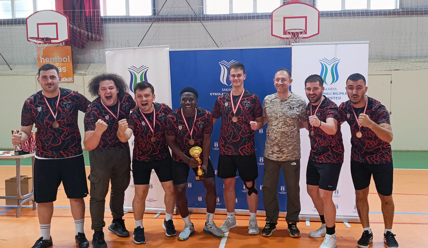Futsal turnuvasında şampiyonlar ödüllerini aldı 