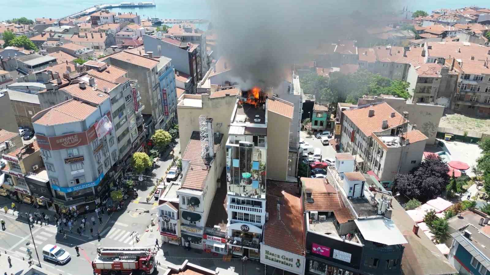 Pastane yangını asansör panosundan çıkmış 
