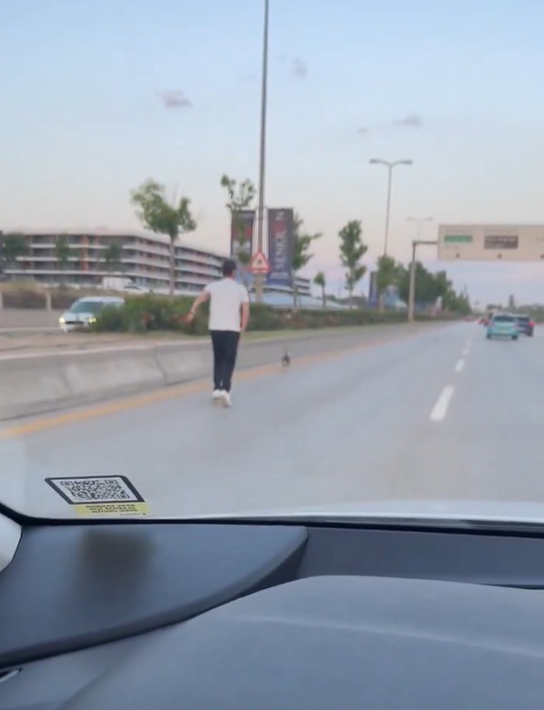 Otoyola atlayan ördek, duyarlı vatandaşlar ve trafik polislerinin müdahalesi ile kurtarıldı 