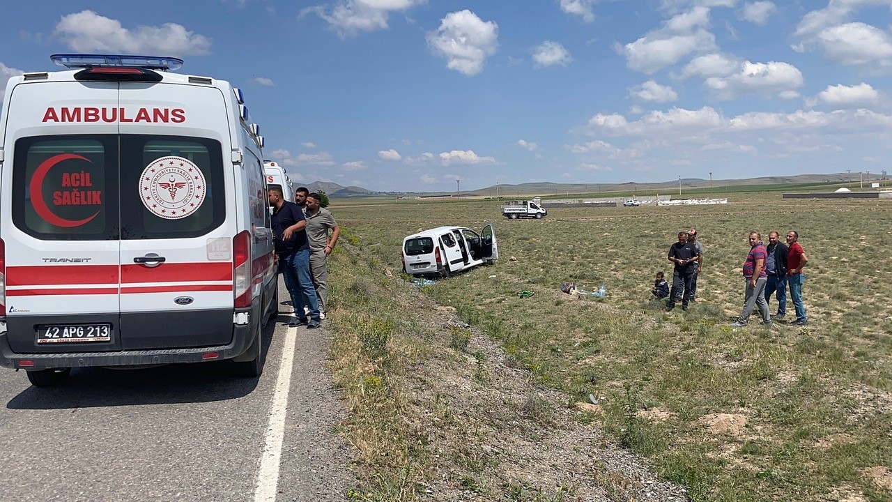 Konya’da lastiği patlayan hafif ticari araç takla attı: 2 yaralı 