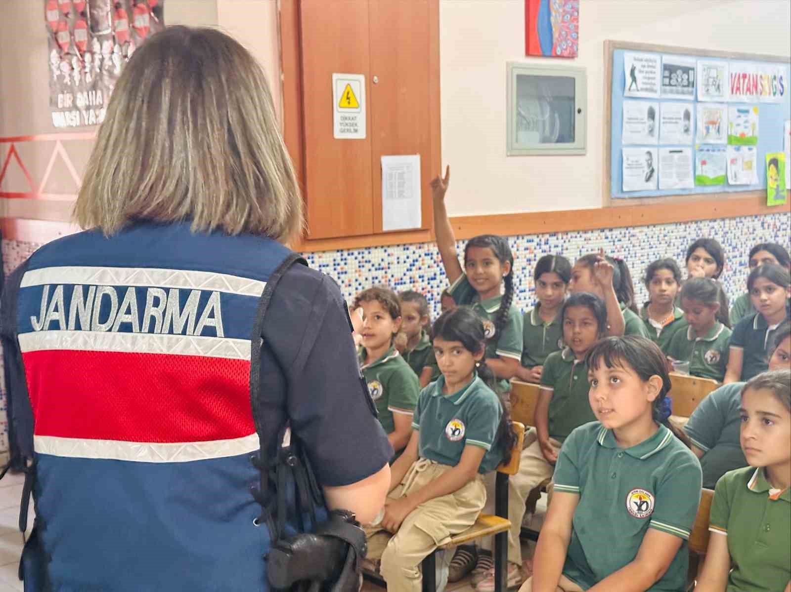 Aydın jandarmasından öğrencilere şiddet ve suça karşı farkındalık eğitimi 