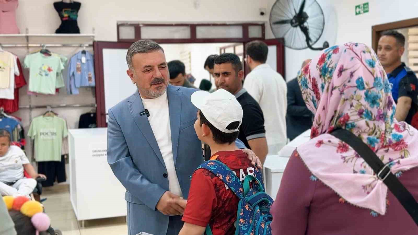 Sincan Belediye Başkanı Ercan çocuklara bayramlık hediye etti 