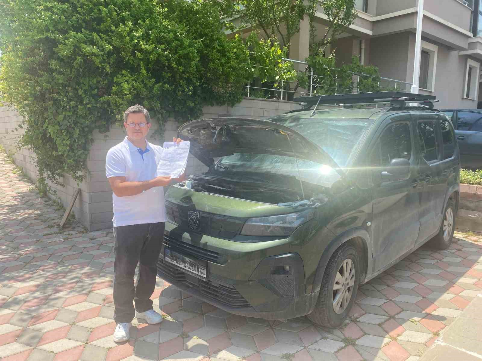 Yeni aldığı Peugeot marka arabası önce 4 kere servise girdi sonra otoparkta alev aldı