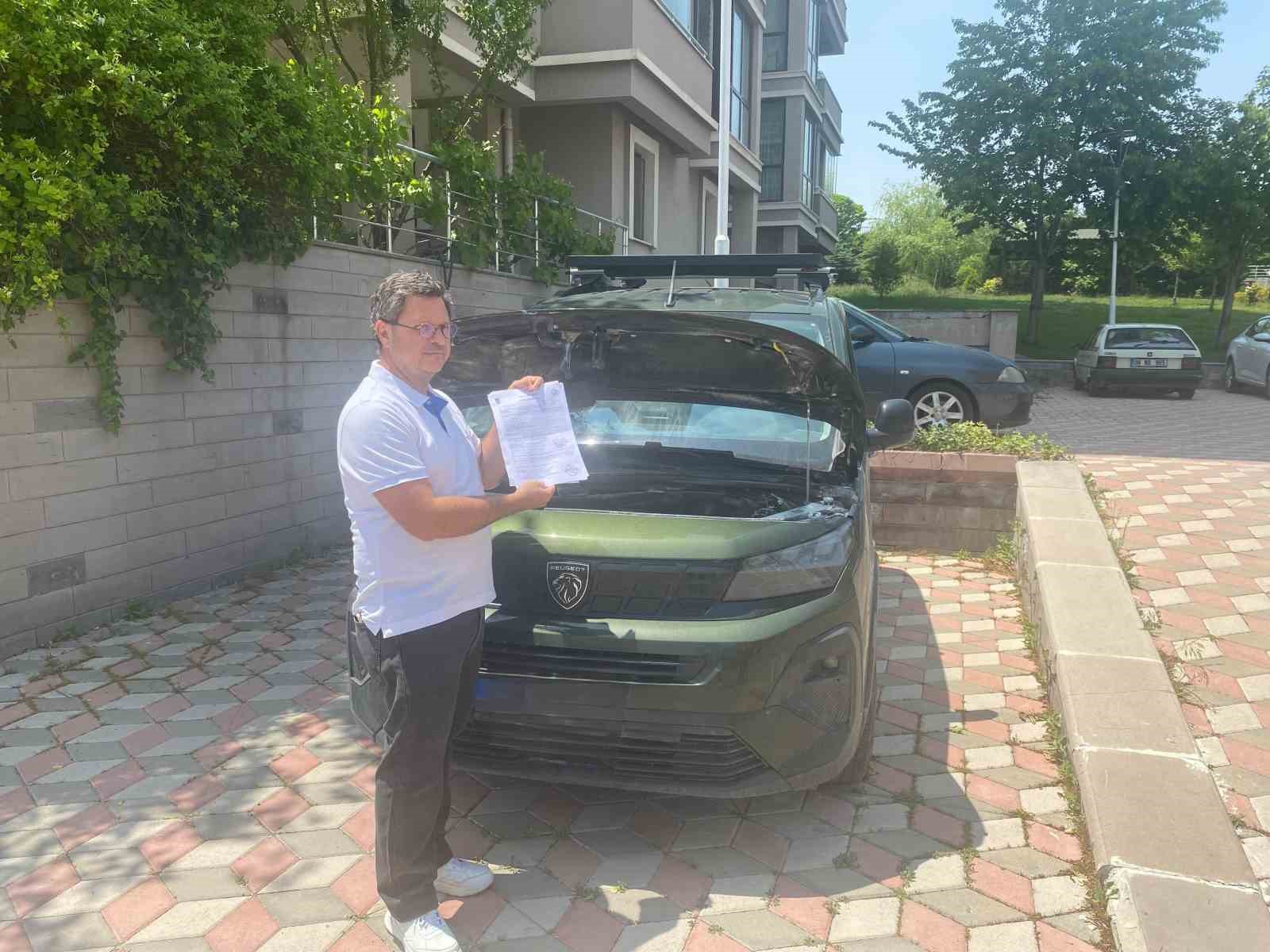 Yeni aldığı Peugeot marka arabası önce 4 kere servise girdi sonra otoparkta alev aldı 