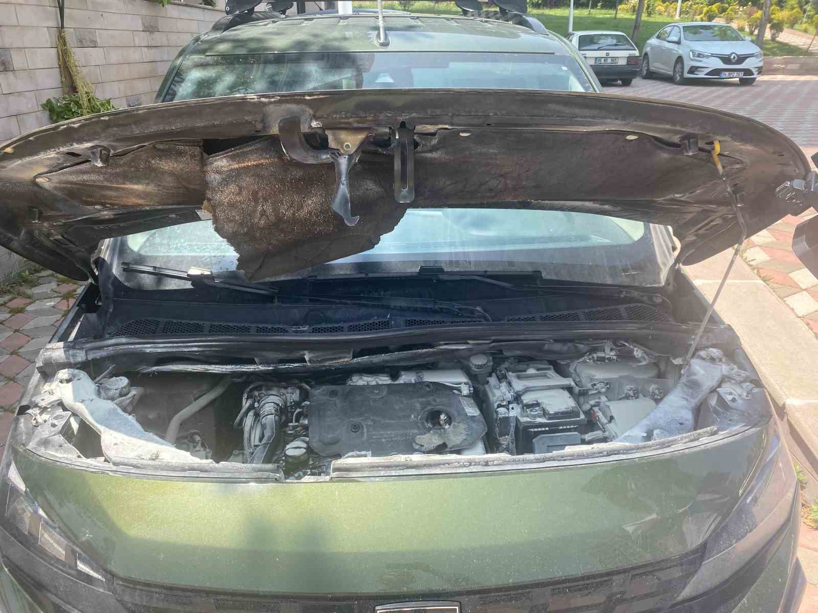 Yeni aldığı Peugeot marka arabası önce 4 kere servise girdi sonra otoparkta alev aldı 