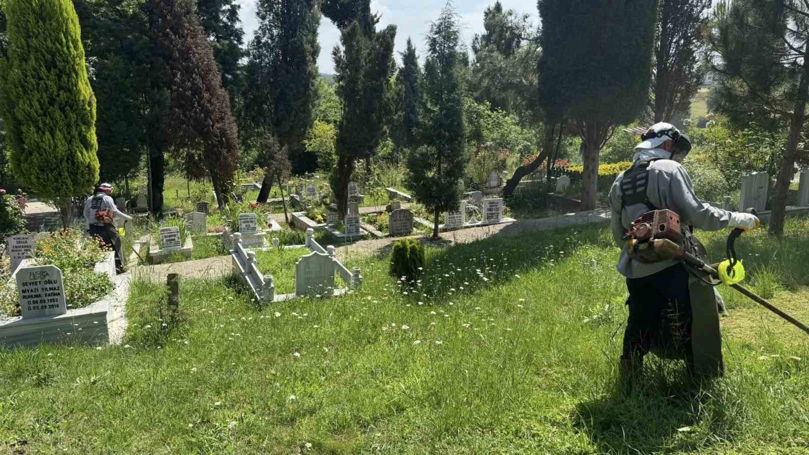 Kartepe’de mezarlık temizliği 