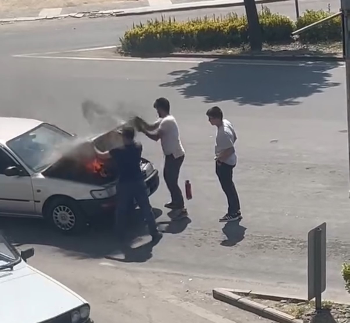 Yanan otomobili duyarlı vatandaşlar söndürdü 