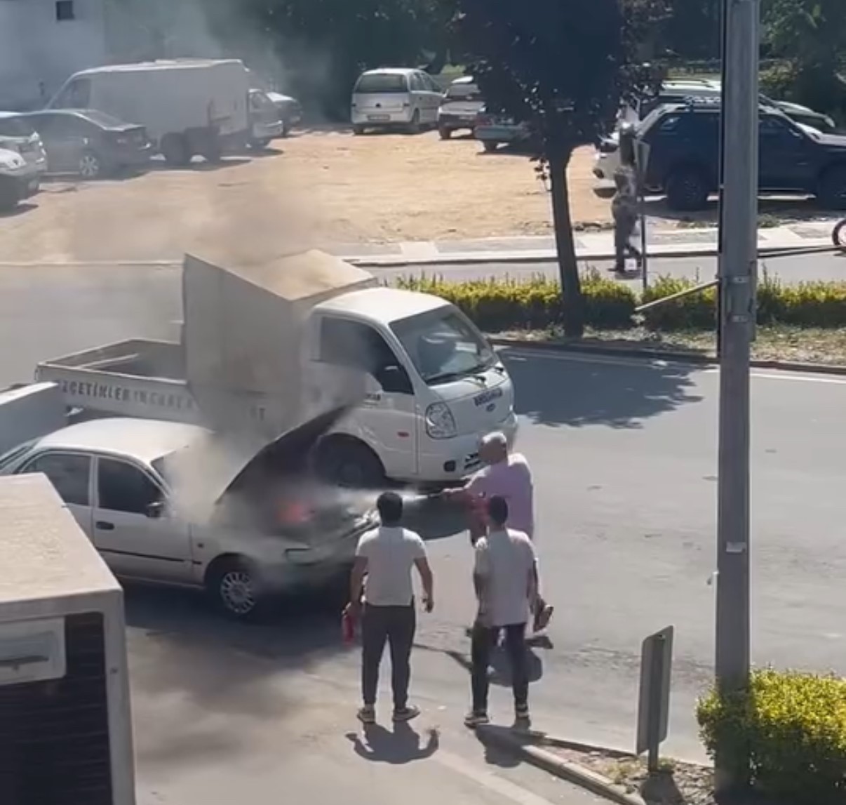 Yanan otomobili duyarlı vatandaşlar söndürdü 