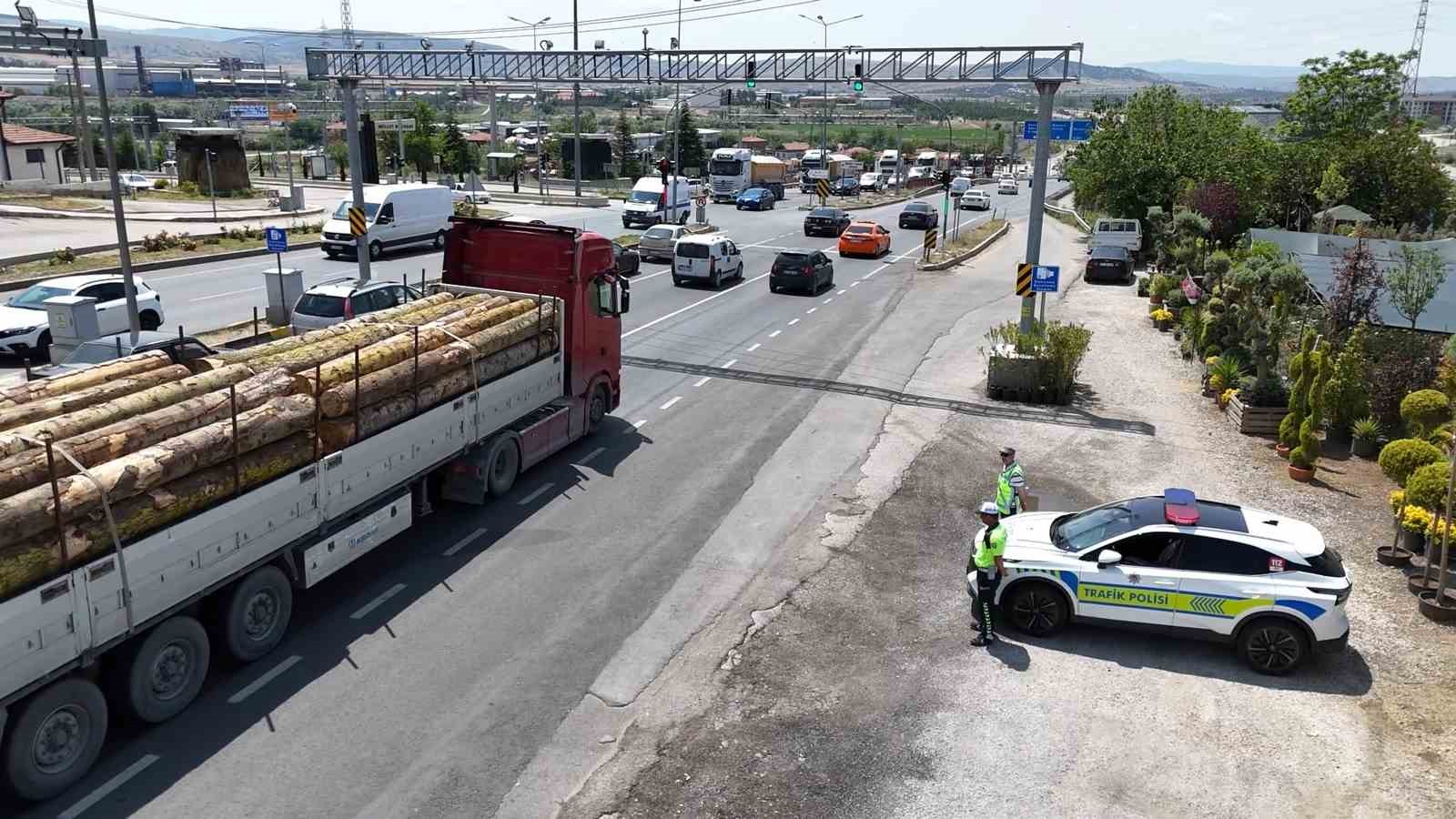 Tatilcilerin bayram yolcuğu başladı: 43 ilin geçiş güzergahında sıkı tedbir alındı 