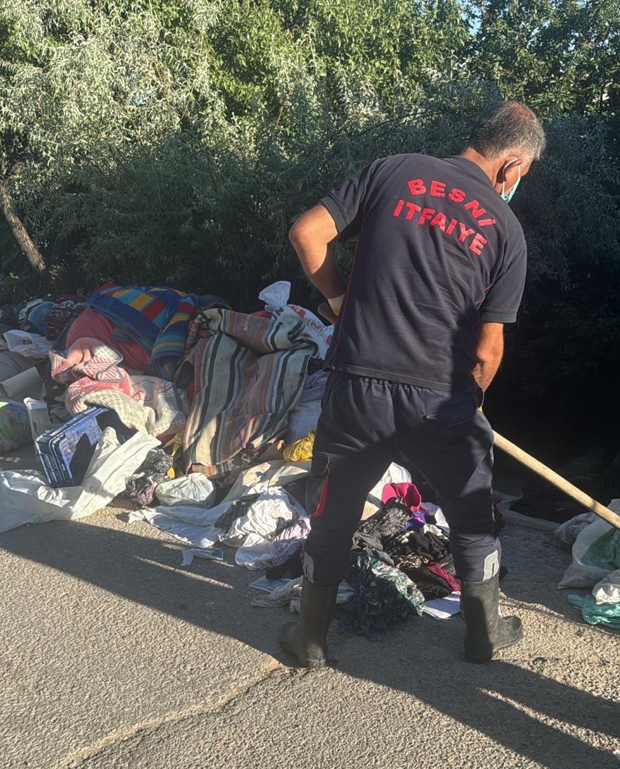 Eve giren yılan korkuttu 