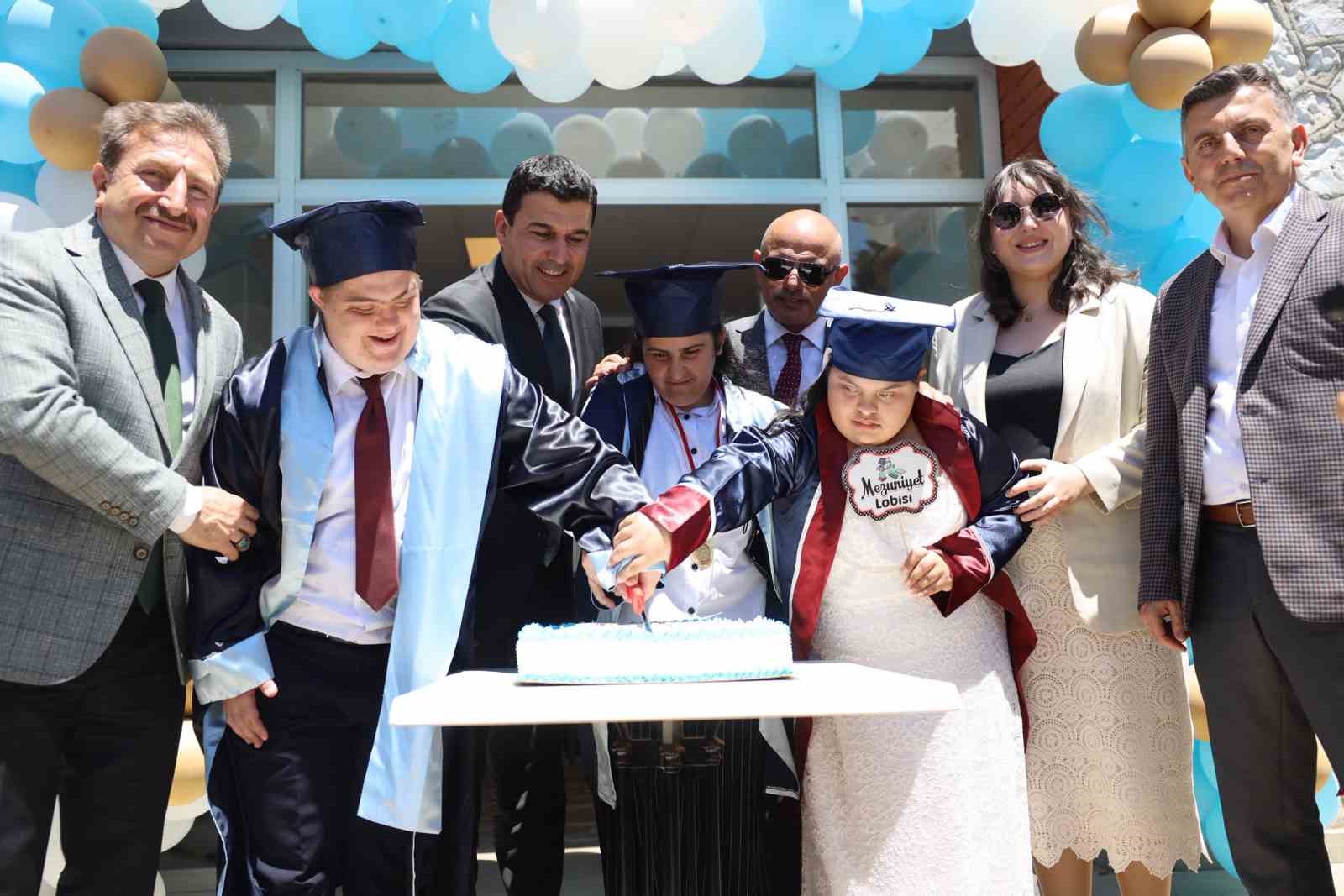 Özel çocuklar mezuniyet coşkusu yaşadı 