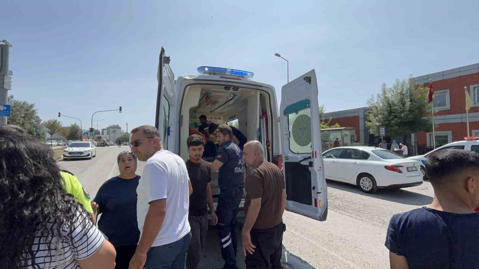 Hatay’da yolun karşısına geçmeye çalışan yaşlı kadına otomobil çarptı 