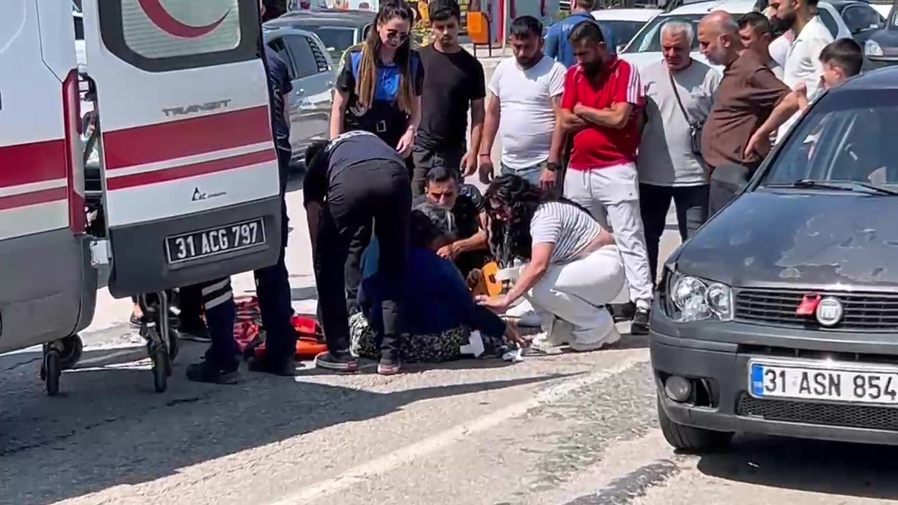 Hatay’da yolun karşısına geçmeye çalışan yaşlı kadına otomobil çarptı 