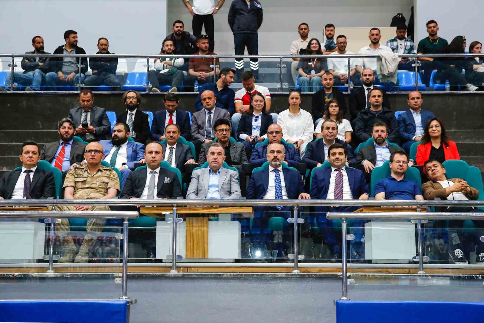 Yumruklarını altın madalya için sıraladı 