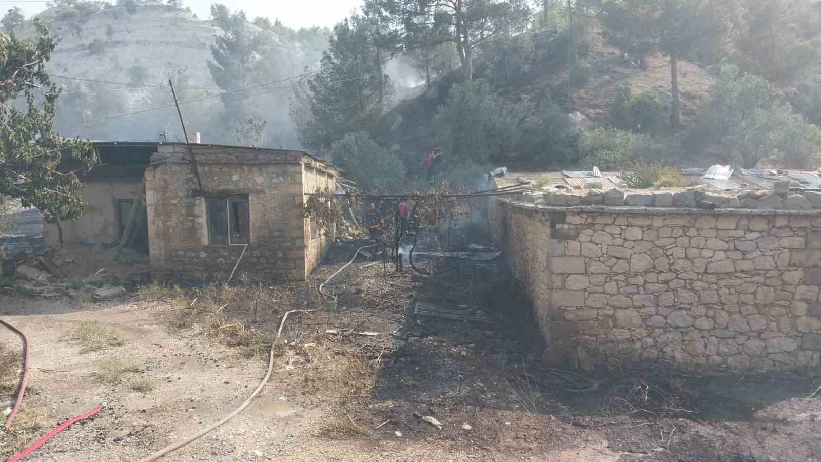 Mersin’de tarım arazisinde çıkan yangın korkuttu 