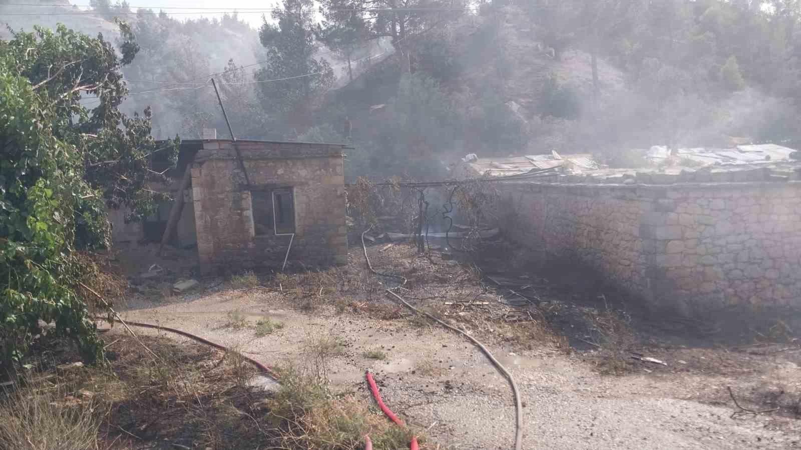 Mersin’de tarım arazisinde çıkan yangın korkuttu 
